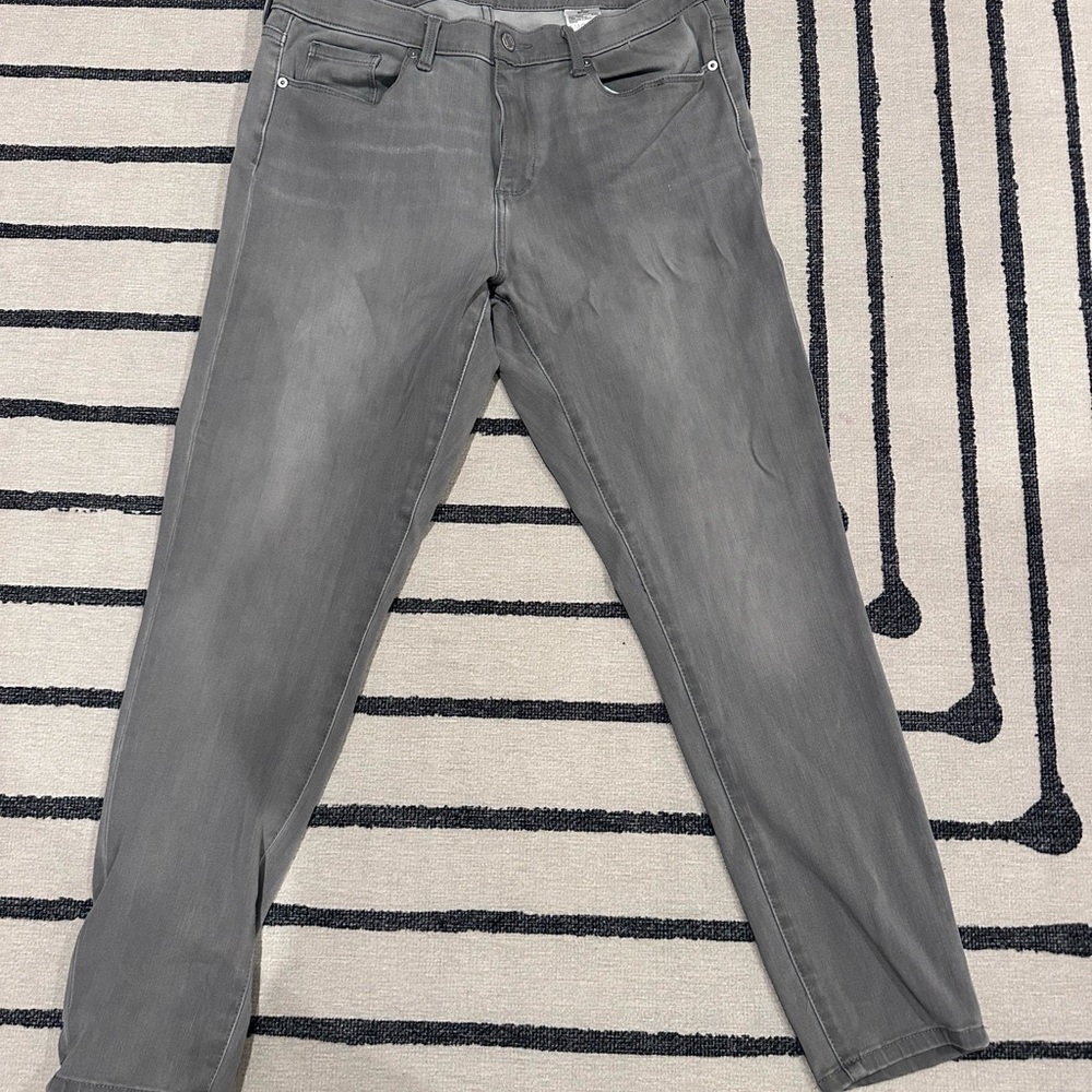 Gray Straight-Leg Jeans with Uniform Wash